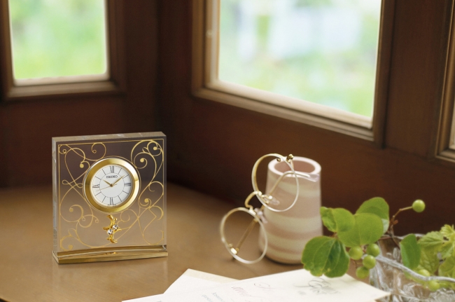 洗練されたデザインが魅力 ギフトにぴったりな小型置時計を発売