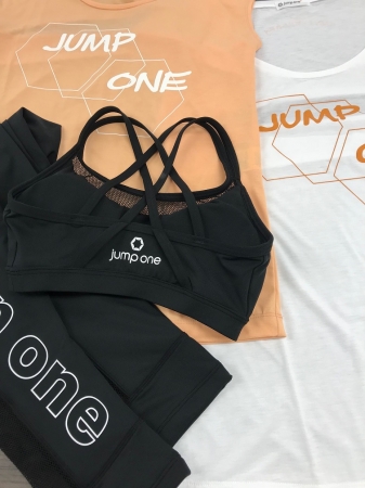 トランポリンを使用した、暗闇Jumping Fitness待望の大阪初出店