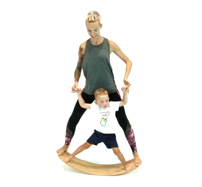 老若男女の「カラダ遊び」のための木製バランスボード「das.Brett」の