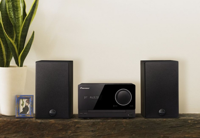 インテリアに合わせて4つのカラーから選べるCDミニコンポーネント