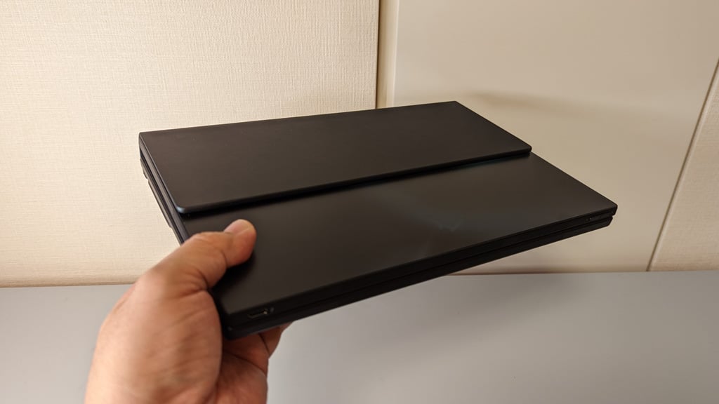 開くと17.3インチの大画面タブレットになるフォルダブルPC 「ASUS