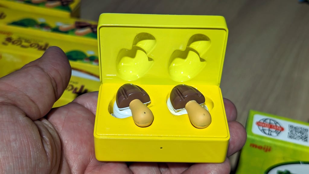 残念ながら即完となった「きのこの山ワイヤレスイヤホン」 発売前に