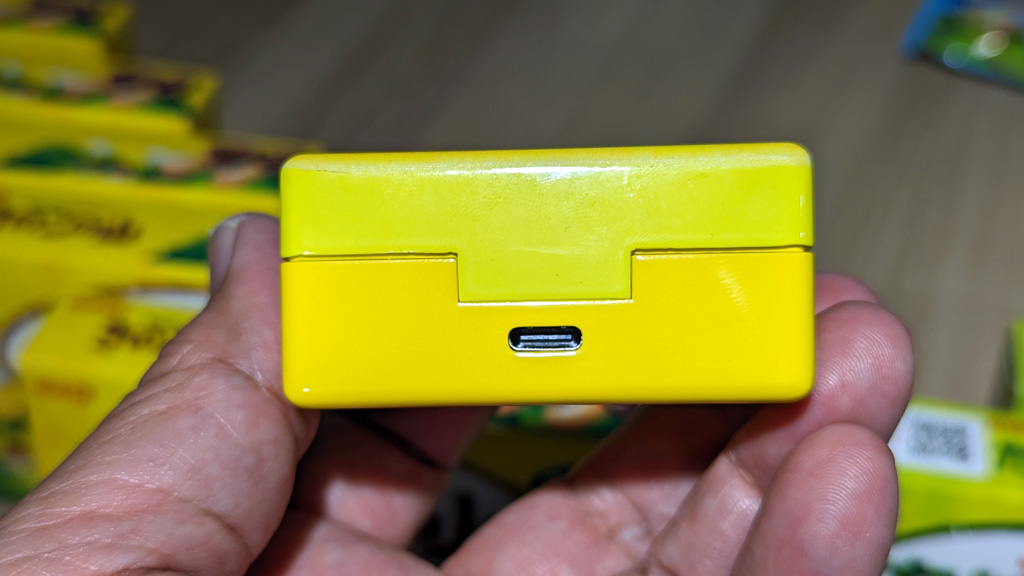 残念ながら即完となった「きのこの山ワイヤレスイヤホン」 発売前に