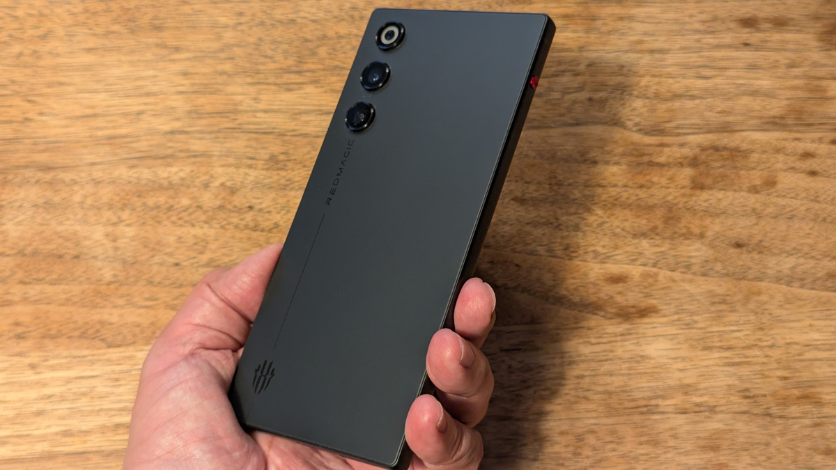 シックで大人なデザインのゲーミングスマホ 薄型軽量になった