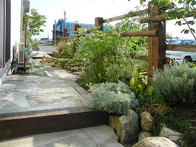 枕木と宿根草メインのナチュラルガーデン 新潟 - 有限会社グリーン