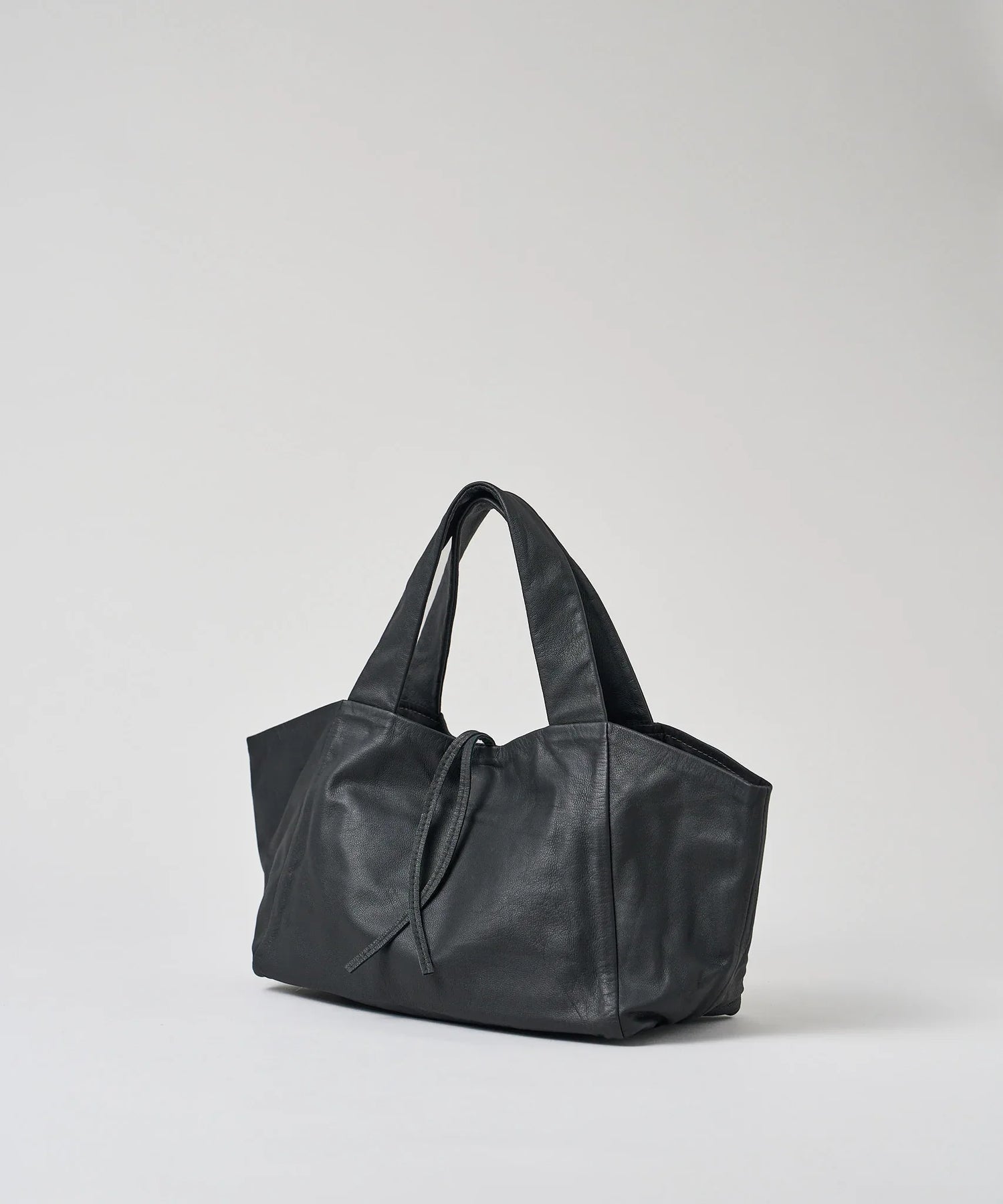 軽くて柔らかい横型やぎ革トートバッグ - ポケット豊富で実用的 – REN