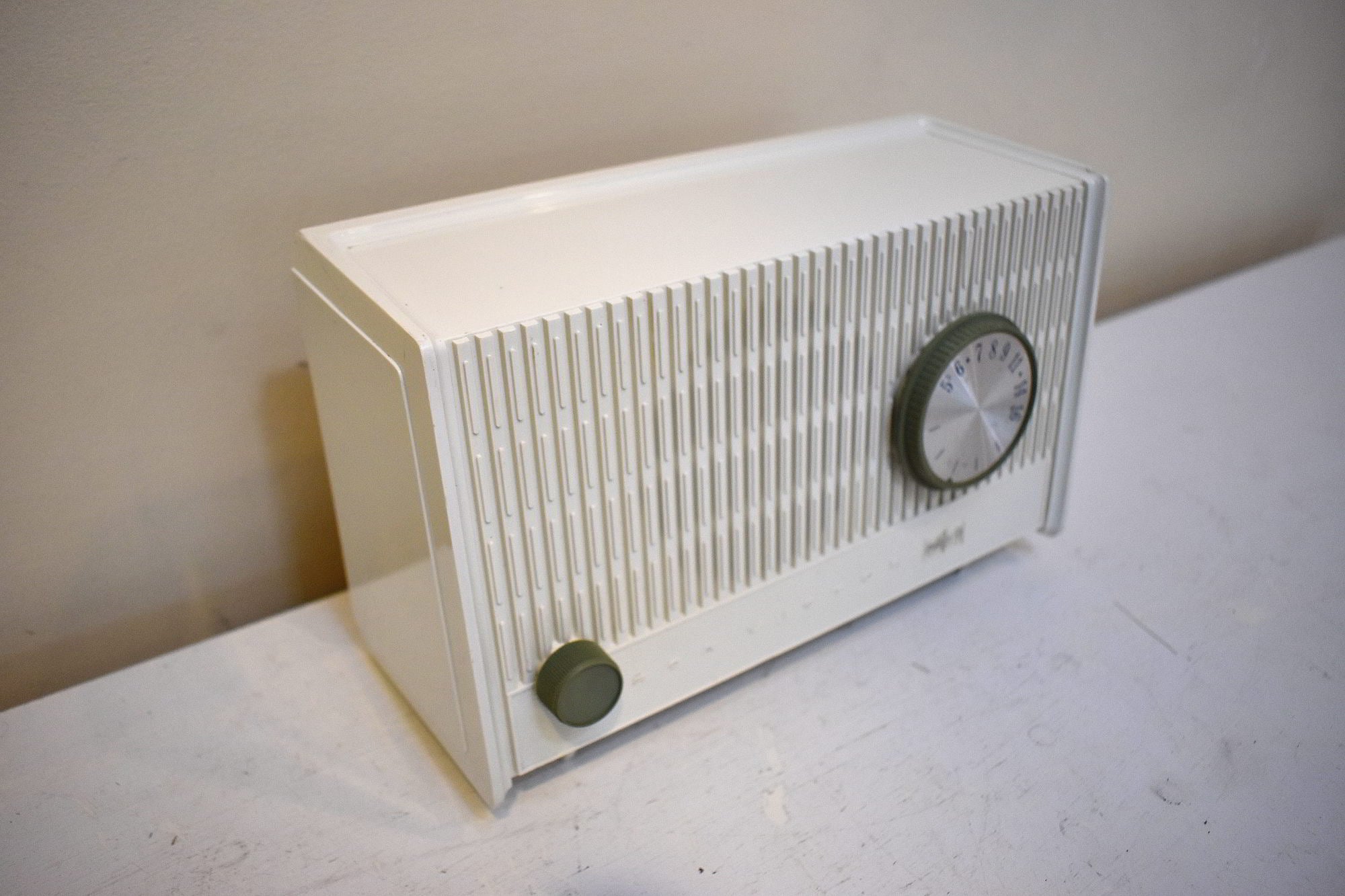 Alpina White 1964 RCA Victor Model RFA-11W AM Vacuum Tube Alarm