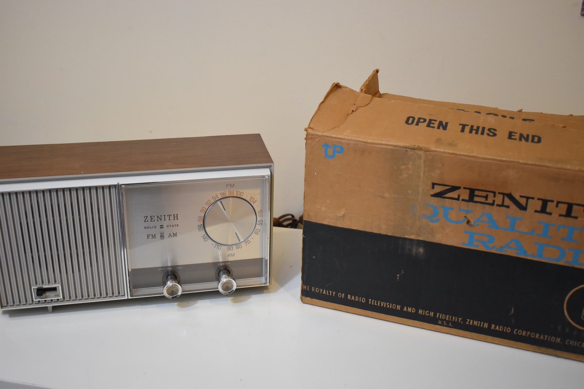 ウォルナット木目と白 1969 ゼニス モデル Z419L AM/FM ソリッド