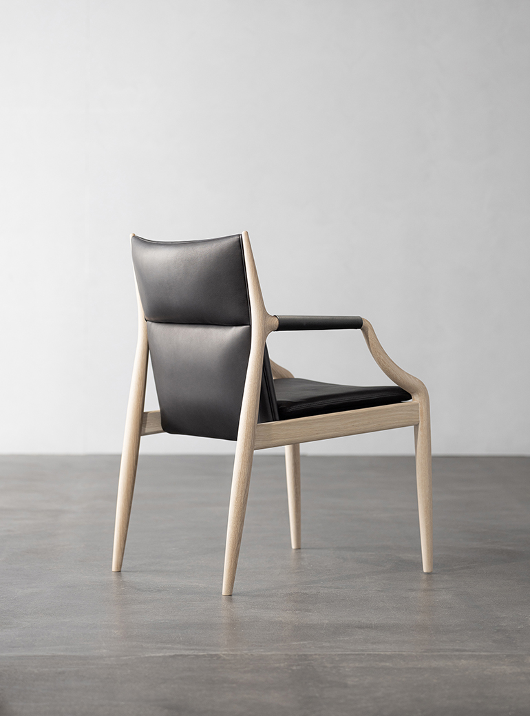 CONSTANTINO（コンスタンティーノ）｜Chairs｜Chairs / Armchairs