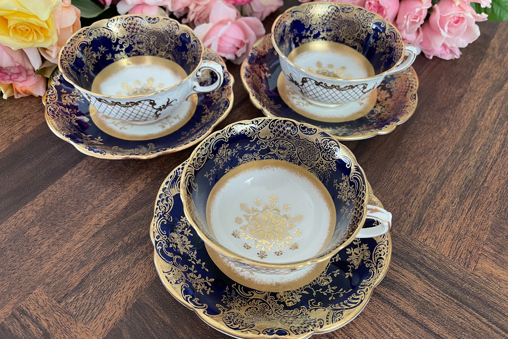 エインズレイ】コバルトブルーと金彩のコントラストが美しいカップ