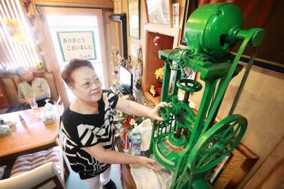 大正から令和の今も活躍中！ 飯塚市の喫茶店にあるかき氷機 | ニュース