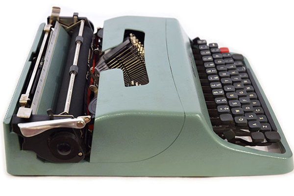 部屋のインテリアにもなるヴィンテージのタイプライター