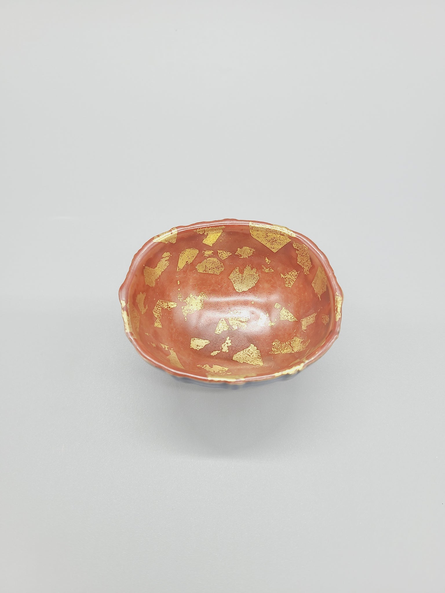 京焼・清水焼 叶松谷 呉須地俵形金箔散盃 – SEIKADO