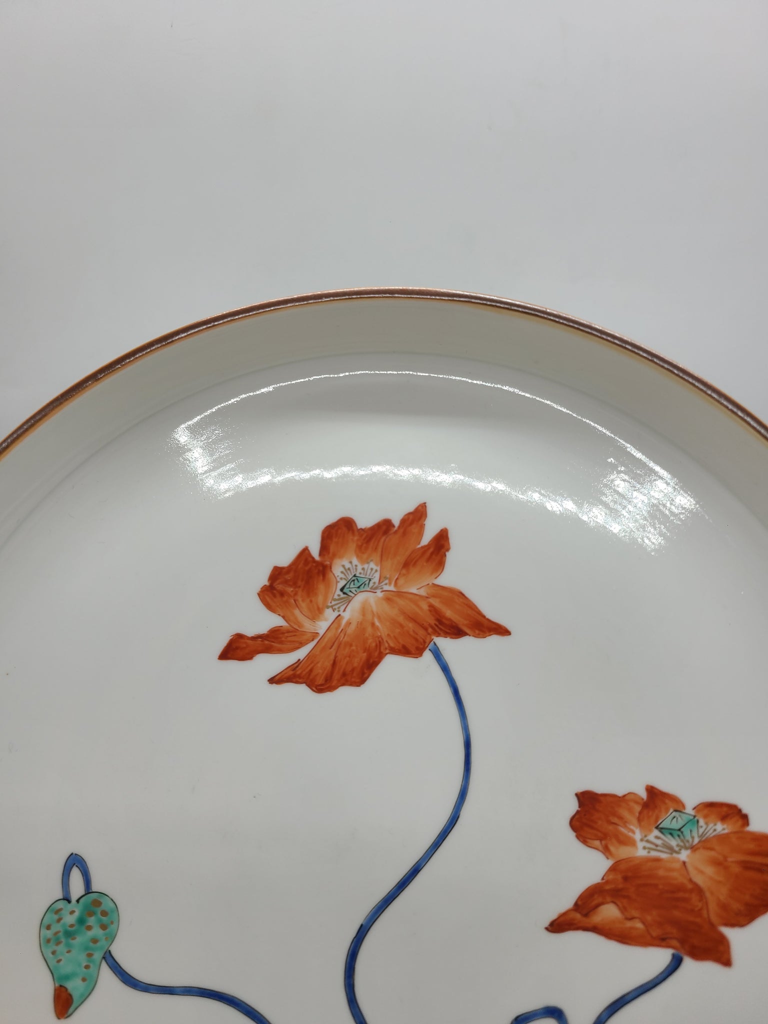 有田焼 十三代柿右衛門 濁手芥子文8寸皿 – SEIKADO