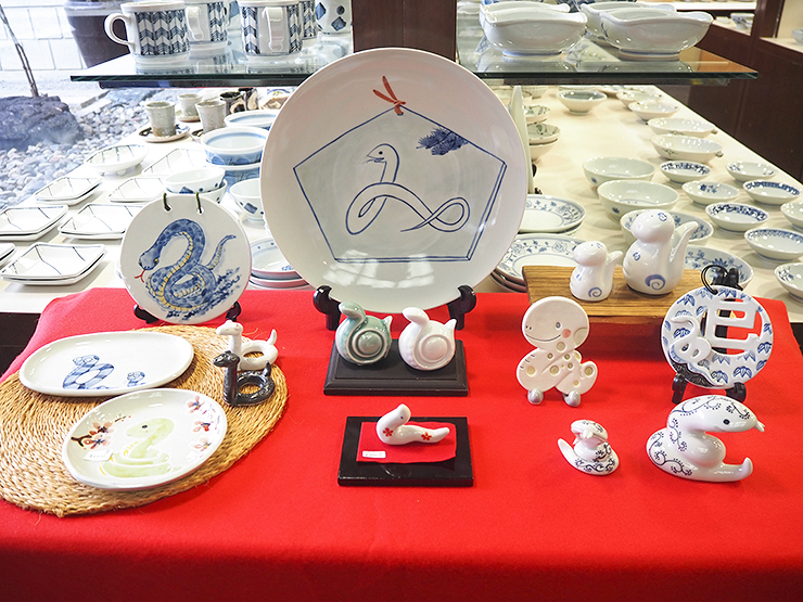 砥部焼干支展巳 愛媛/砥部町】 2025年は巳年! 砥部焼伝統産業会館で