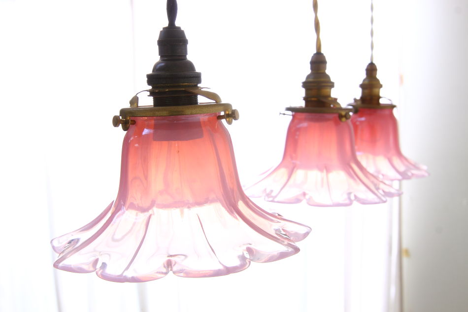 フレンチヴィクトリアン ピンクオパリンガラス フリルエッジ ランプ