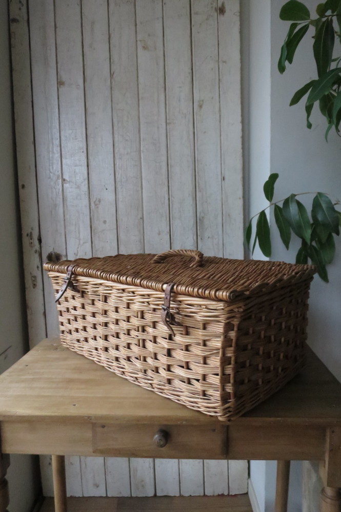 西洋アンティーク 蓋付きのバスケット 大型 革ベルト付き 籠 トランク