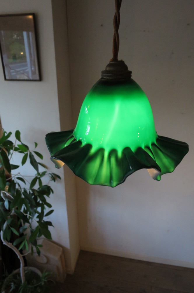 西洋アンティーク ペンダントライト フリルガラス 緑と白の被せ硝子
