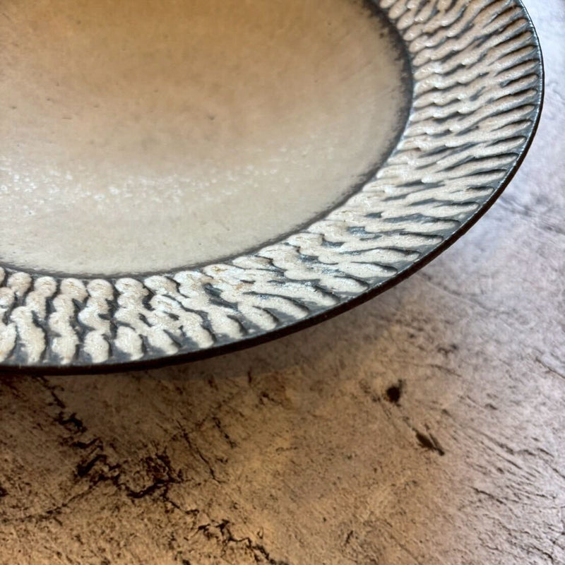 しのぎ リム皿 大 白｜作家 山本雅則（信楽焼） – nokaze｜陶器、和