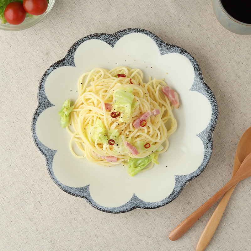 和・洋問わず使える花形の中皿。