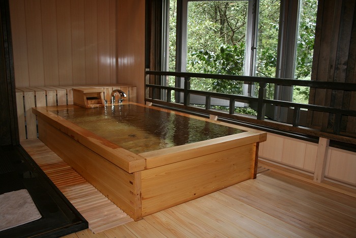 桶屋が作る木曽檜（ひのき）、椹（さわら）、高野槙（こうやまき