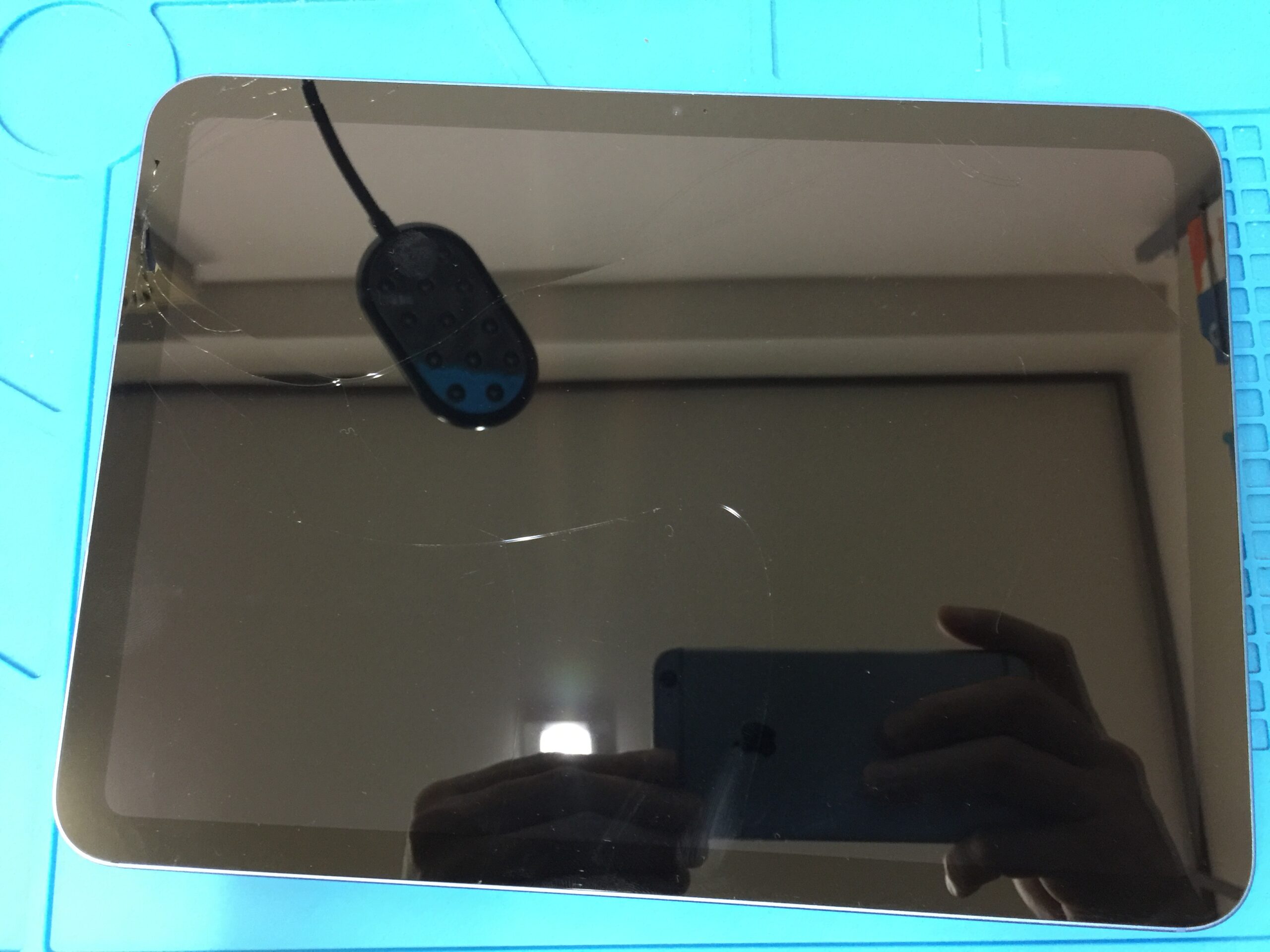 iPad 10】 画面のガラスだけひび割れて穴が開いてしまったのでガラス