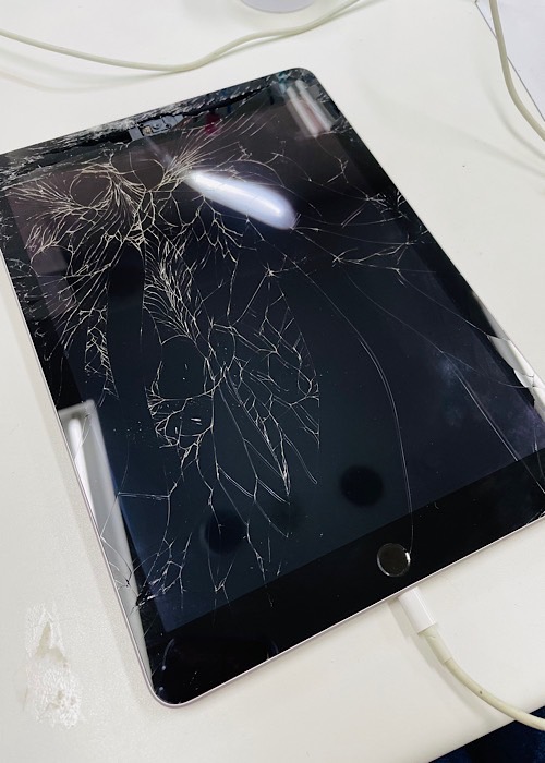 iPad第7世代】ガラス片が指に刺さって流血！！すぐに修理できない時の
