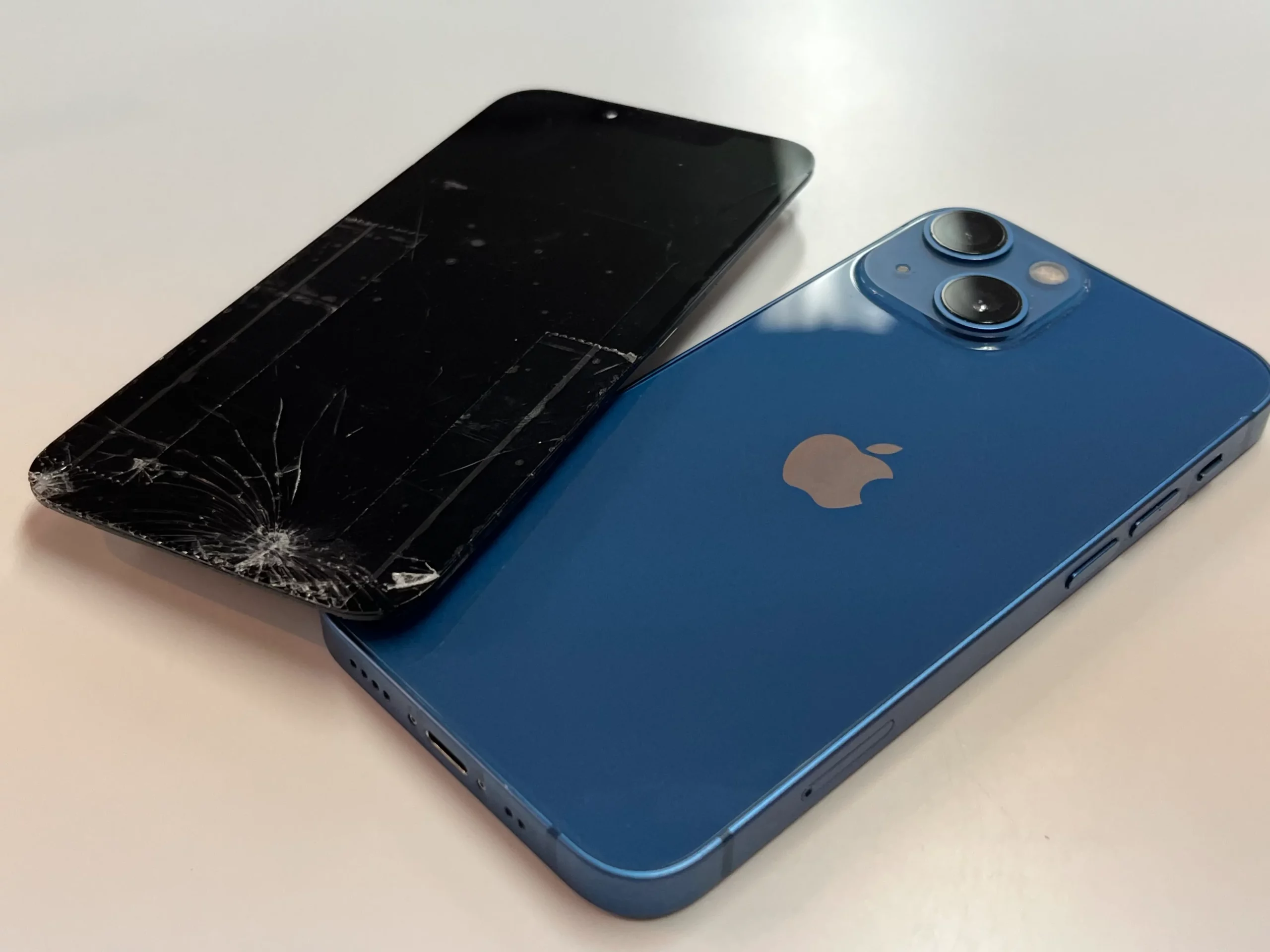 札幌市西区】iPhone 13 miniのガラス割れ修理ならスマートクリア琴似