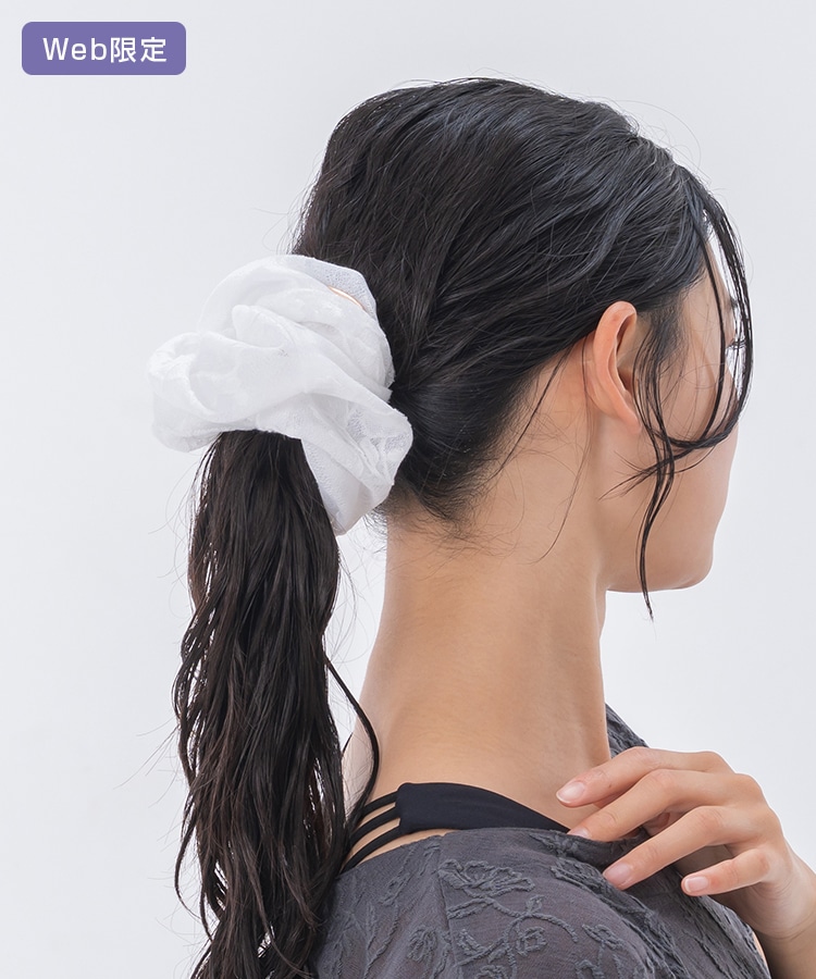 SUKALA】フローラルジャガードシュシュ(ホワイト・ベビーピンク