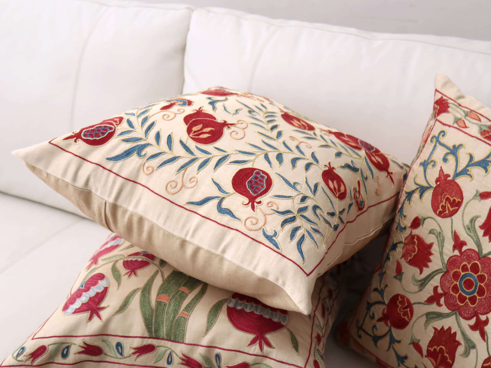 キリムスタイル / クッションカバー 50cm シルク スザンニ刺繍49×49cm