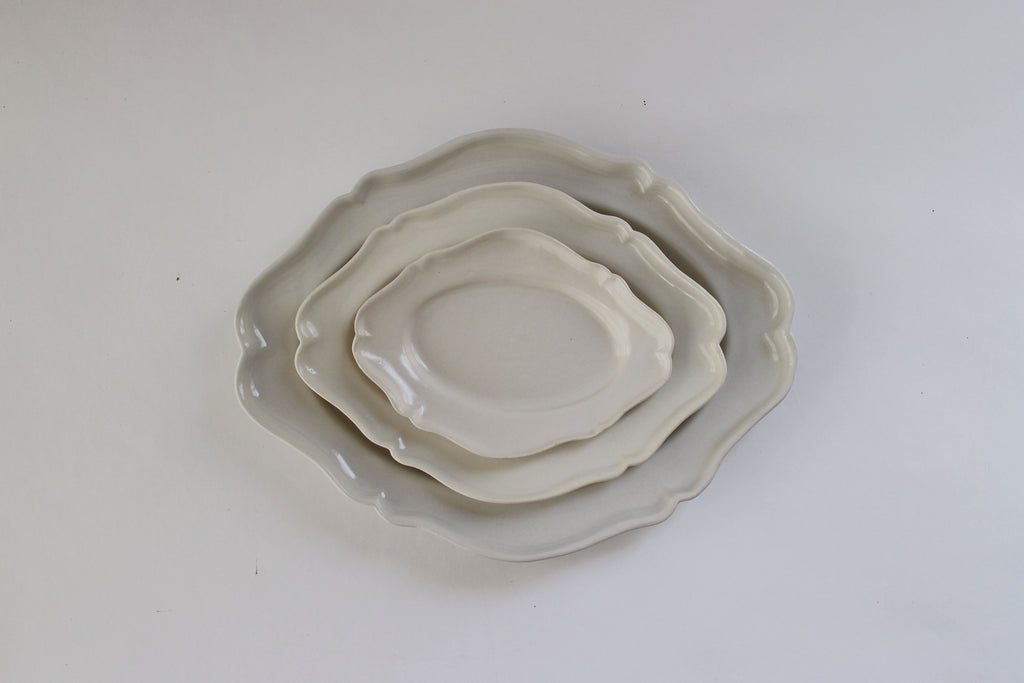 河合竜彦 白ツヤ釉 オーバルレリーフ皿 ｜くらすこと公式オンラインストア