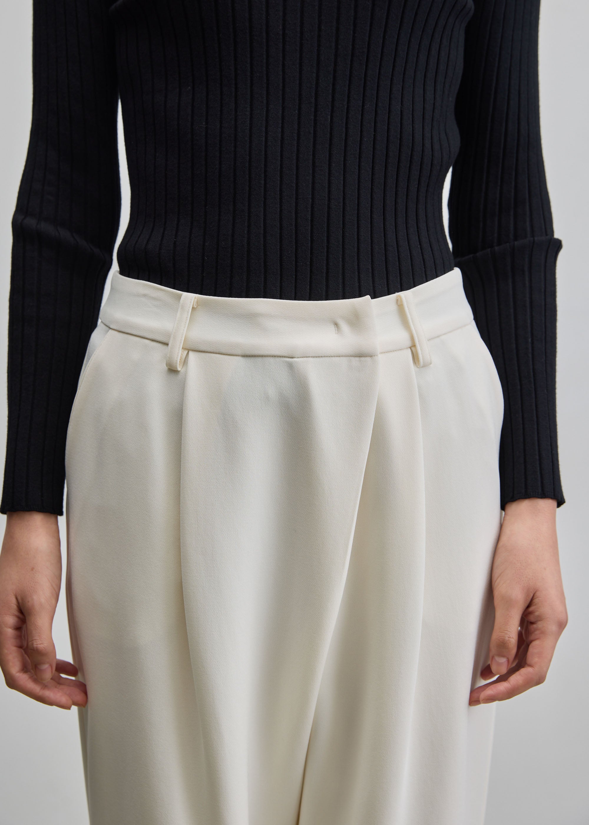 タックパンツ - SOÉJU online store｜上質な大人の女性のためのボトムス