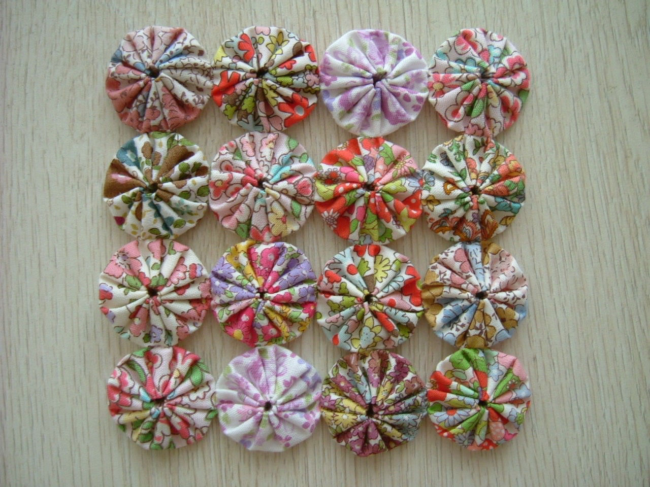 小花柄でヨーヨーキルトコースター① | MILK COCOAの編んだり