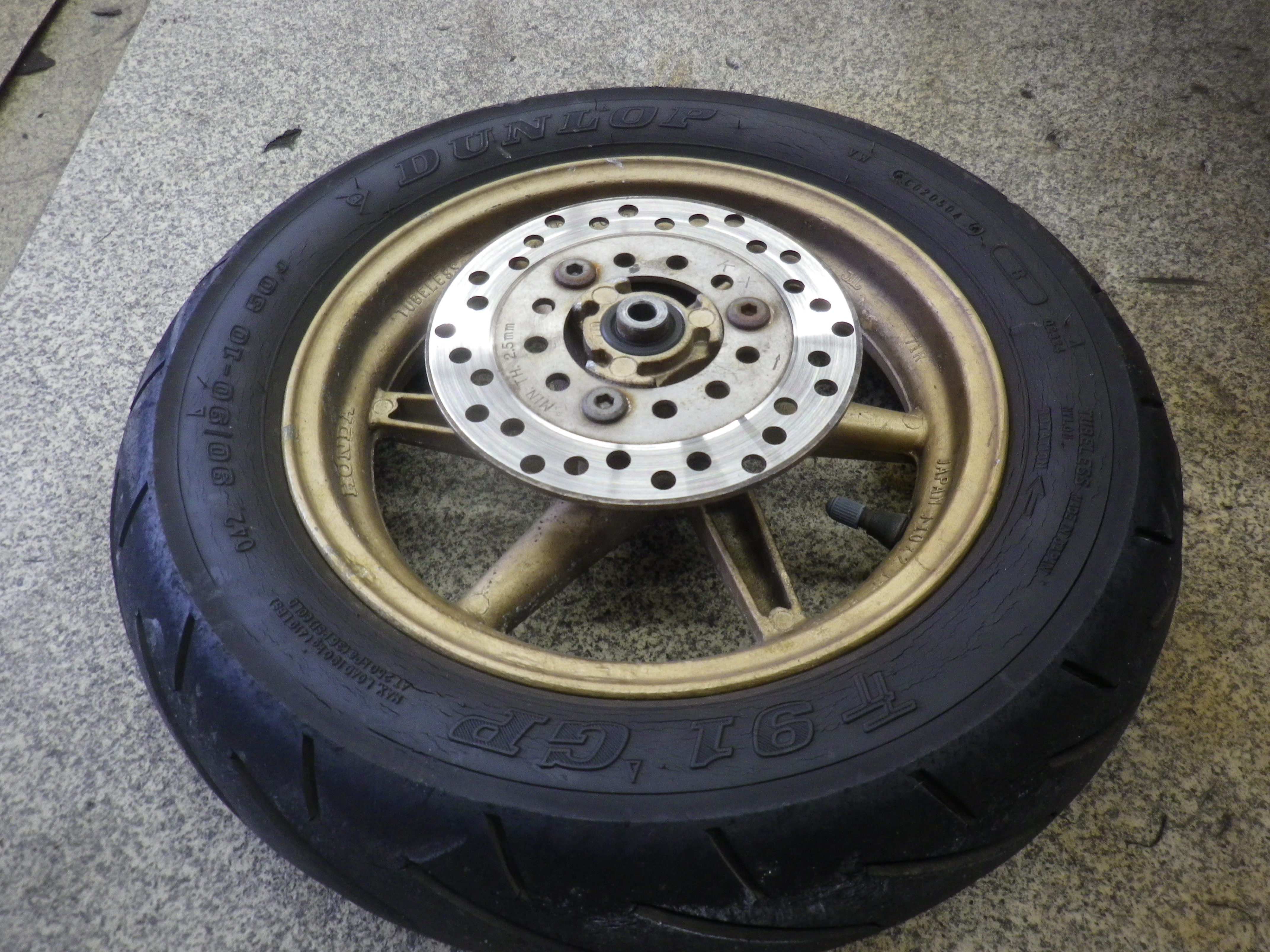 ホンダ ライブディオZX タイヤ交換 タイヤパンク エアバルブ バイク