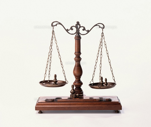 アンティークな天秤[00459000087Z]の写真・イラスト素材｜アマナイメージズ