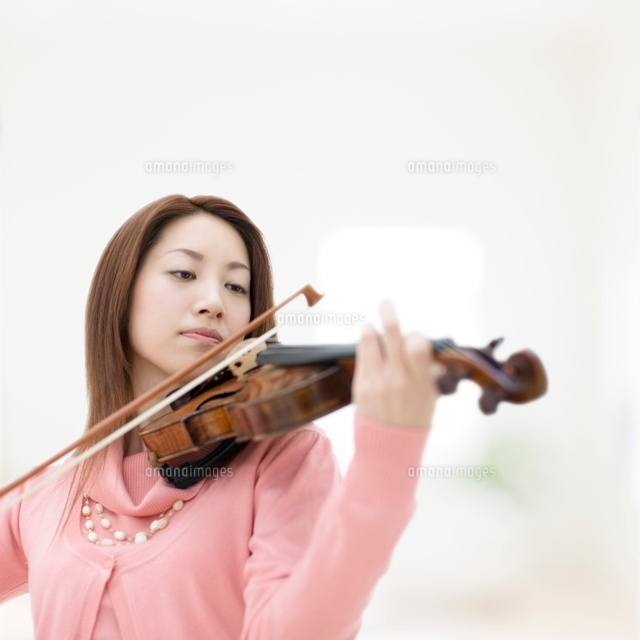バイオリンを弾く日本人女性[11004098089]の写真・イラスト素材