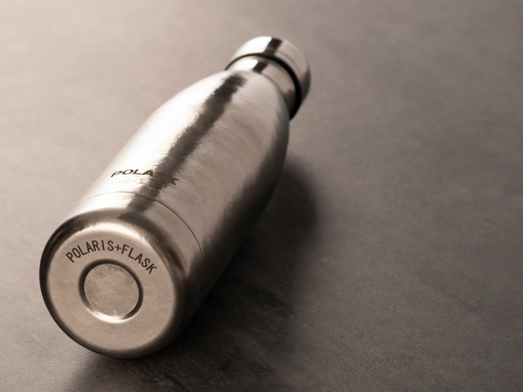 軽い、強い、錆びない高性能純チタンだから一生モノ。必要な機能を凝縮