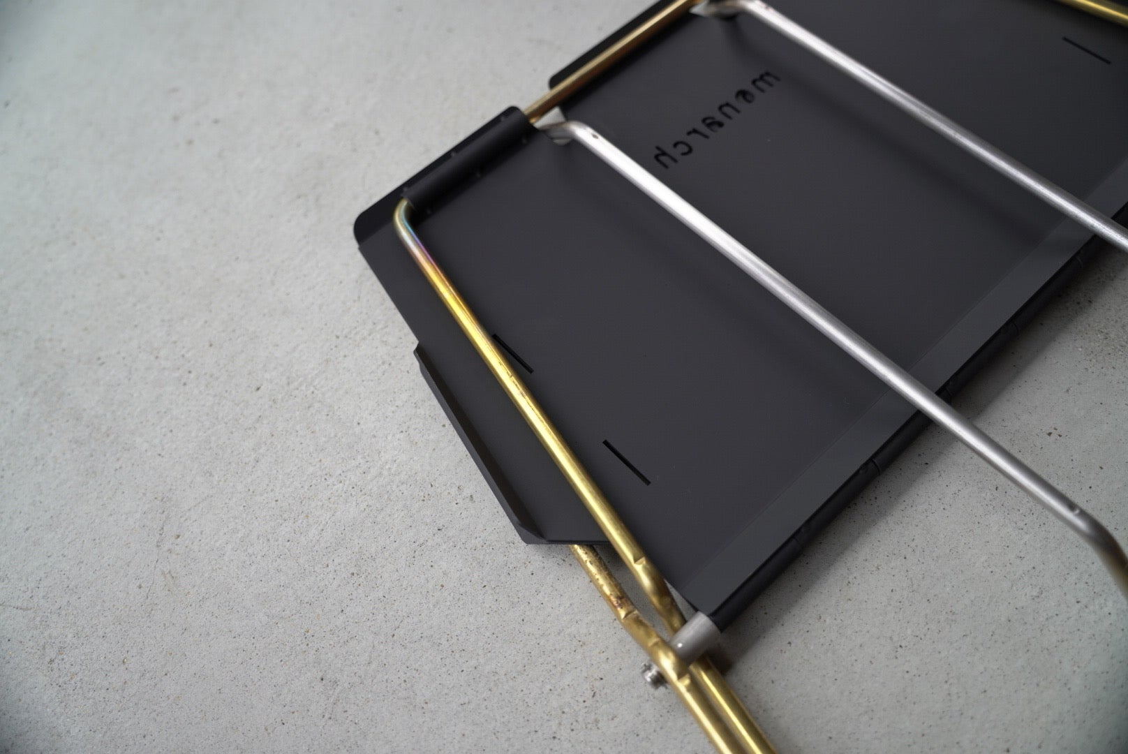 一生モノの焚き火台を。真鍮とブラック本体による美しさ、ワン