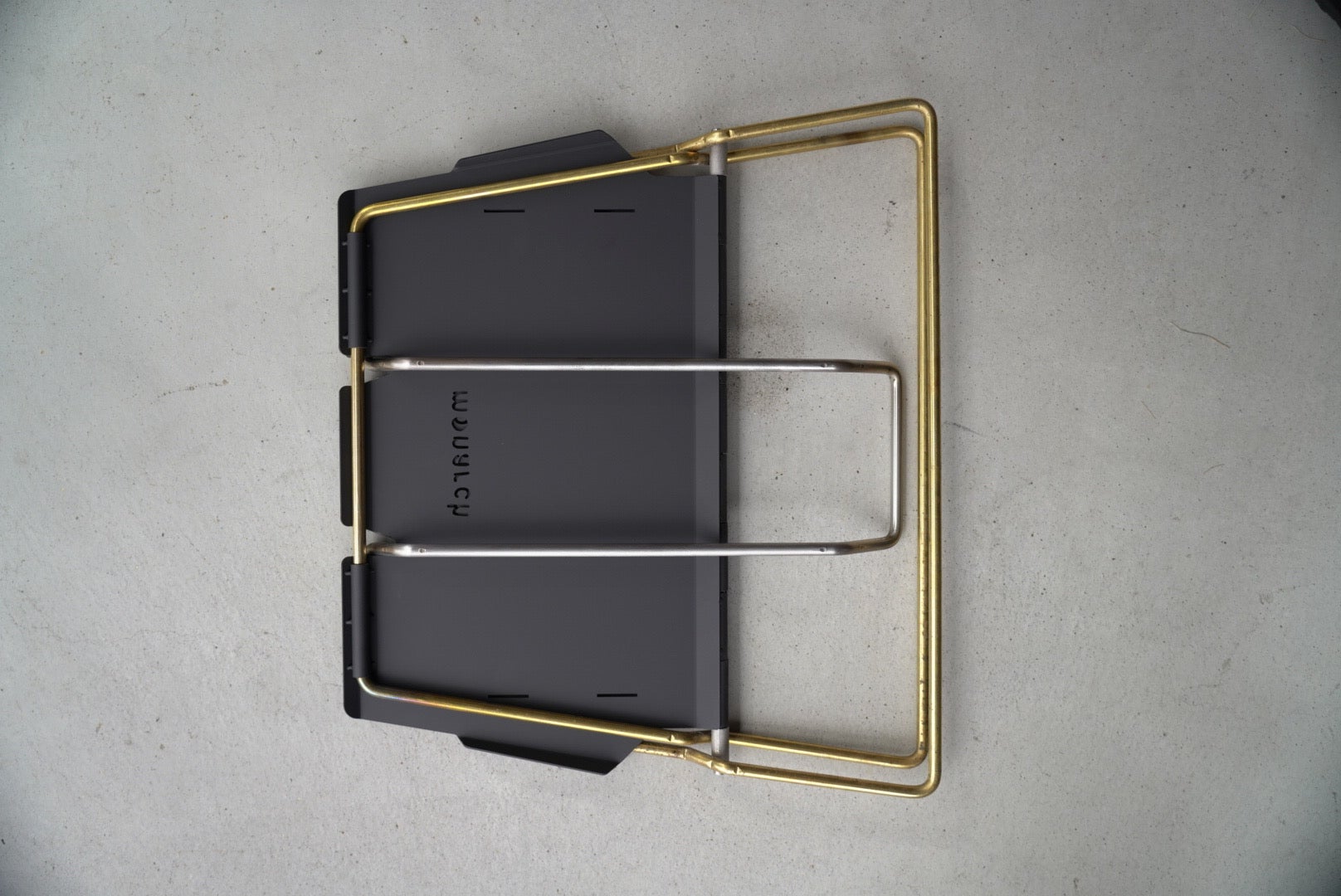 一生モノの焚き火台を。真鍮とブラック本体による美しさ、ワン