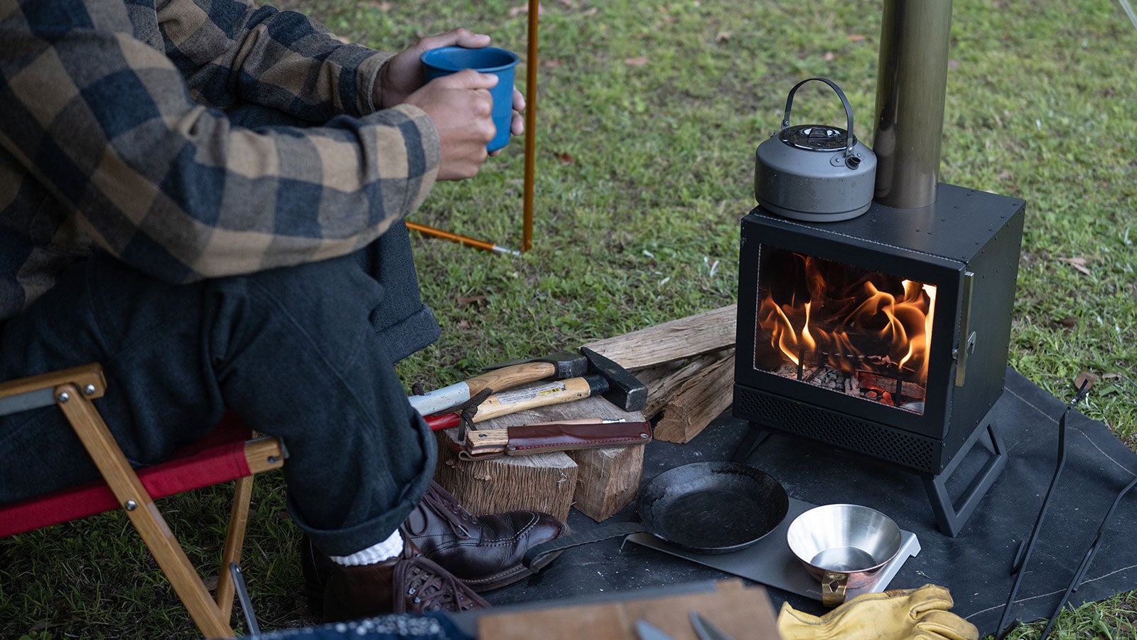 ゆらぎの炎で自分だけの没入空間を。薪ストーブBLISSがコンパクトに