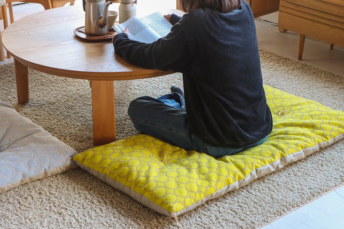 使うほどに愛着がわく。ミナ ペルホネンの生地を使った長座布団とミニ