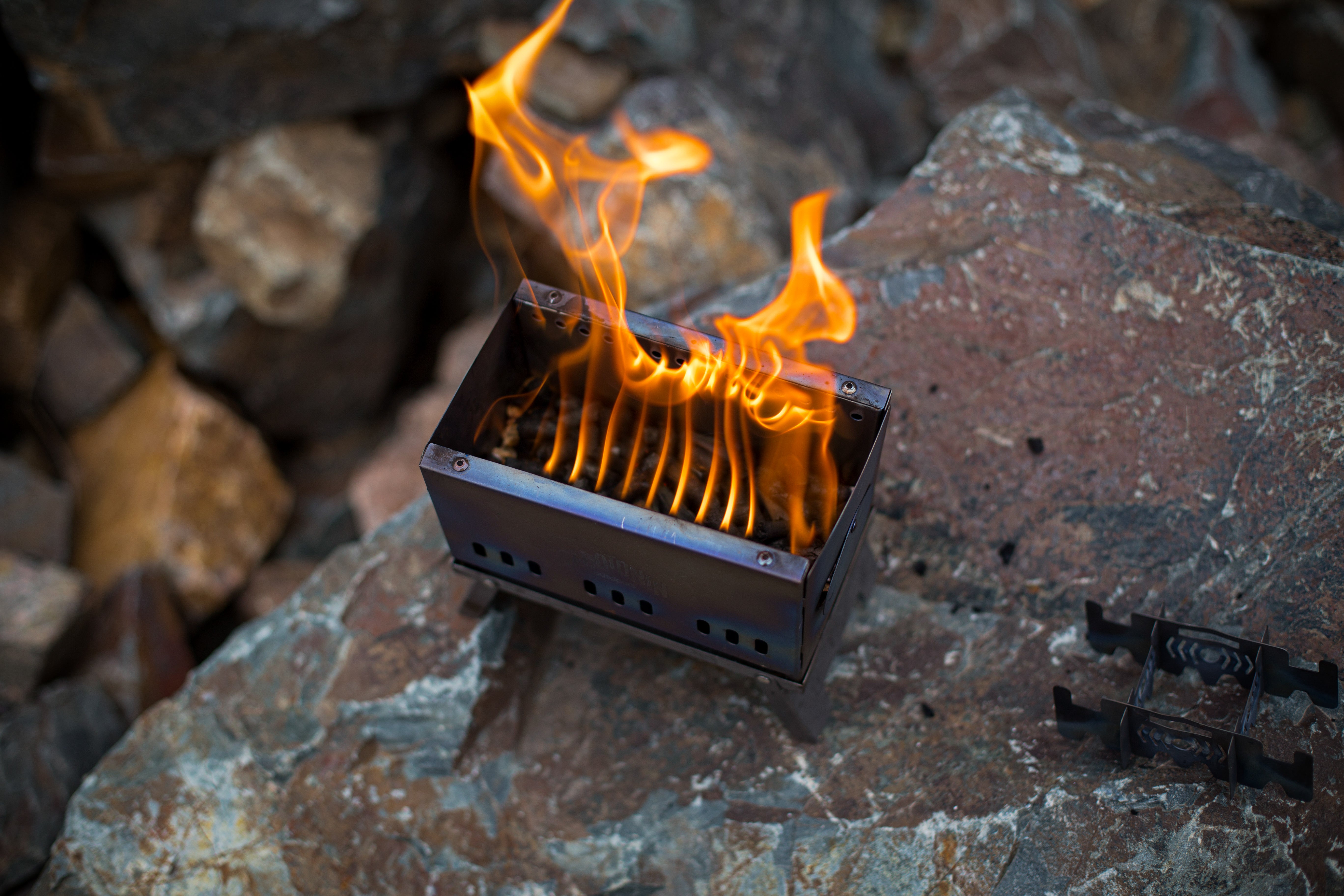 重さ285g】ポケットサイズで火力抜群！一つは持ってて損なし、二次燃焼