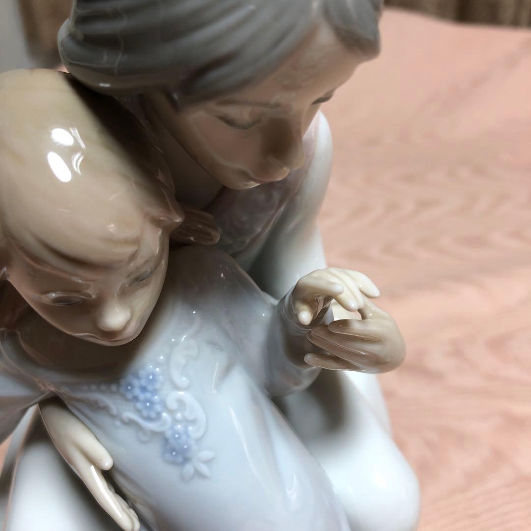 リヤドロ　　　お母さんと女の子