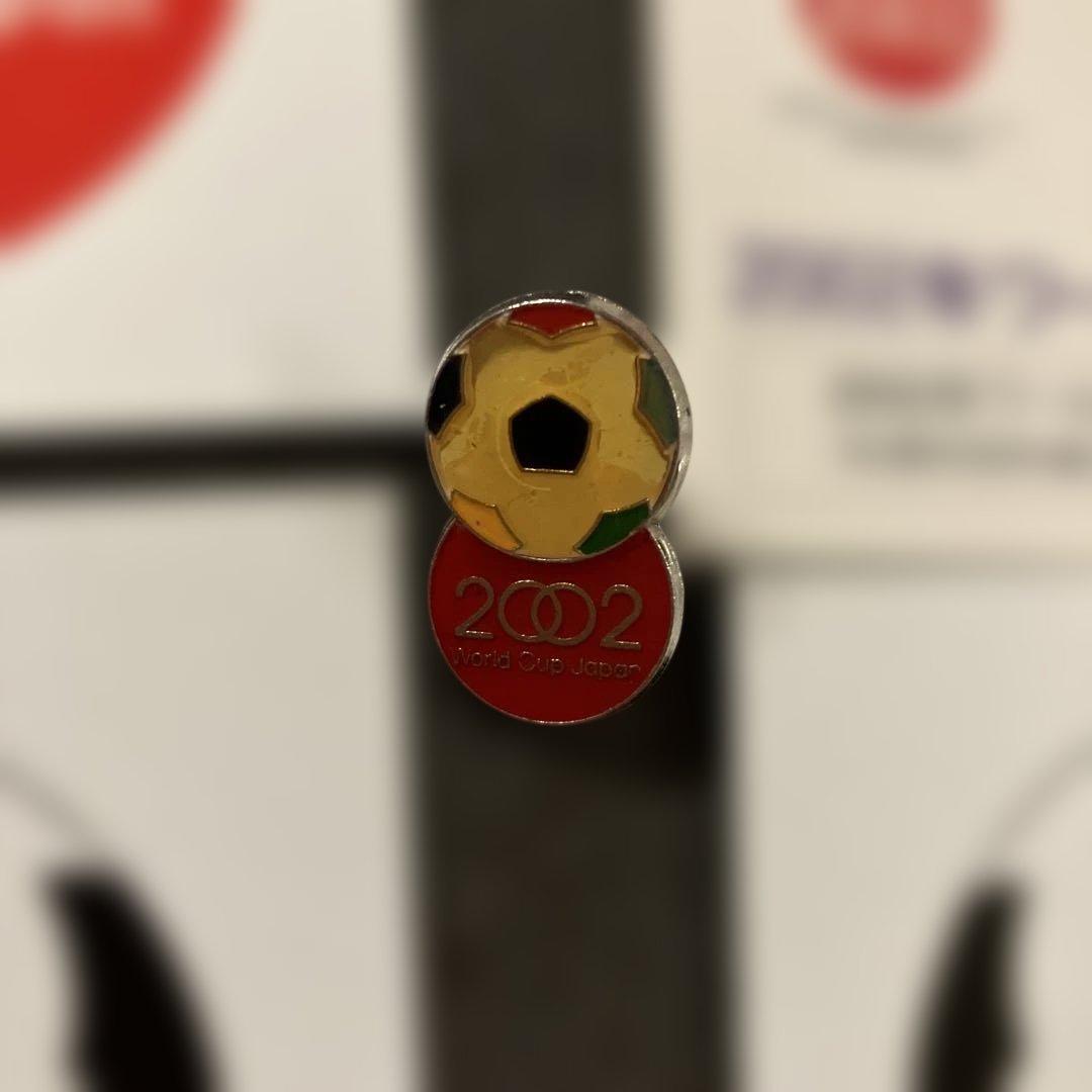 2002年ワールドカップ日本 記念ピンバッジ シールのおまけ - メルカリ