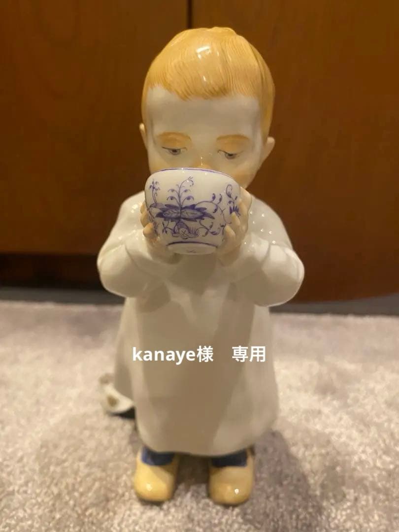 マイセン　ヘンチェル　子供　ミルクを飲む男の子　ブルーオニオン ドイツの名窯マイセン 日本公式サイト|「ブルーオニオン」シリーズ 270