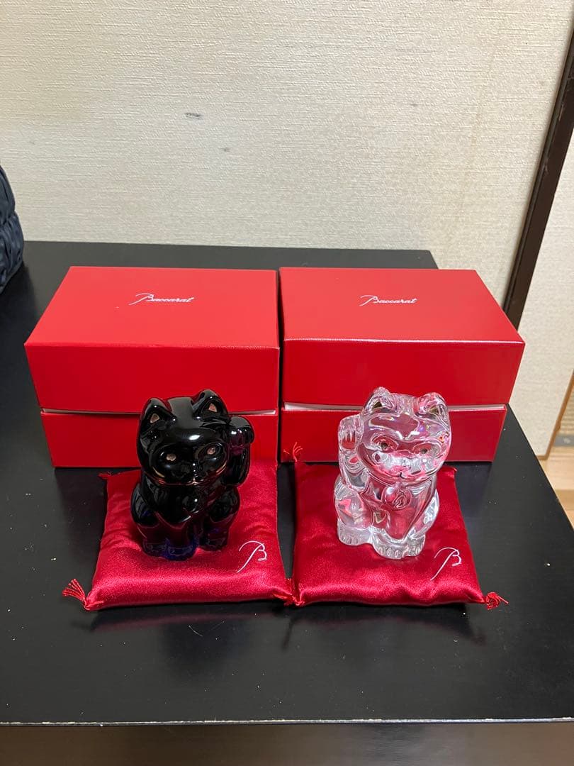 かりんちゃん Baccaratの招き猫 置物 セット Baccarat バカラ まねき猫 レッド＆クリア Sサイズ・紅白座布団付き 名