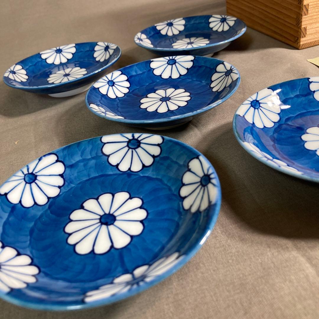 源右衛門】古伊万里の伝統 日本の名窯 舘林源右衛門作 染付菊濃文 小皿