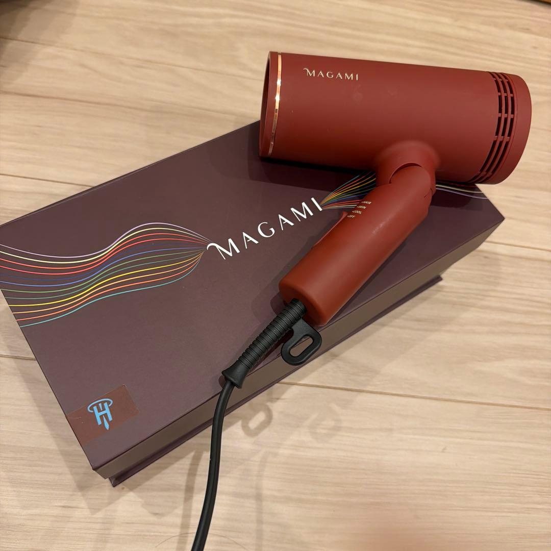 MAGAMI ヘアドライヤー レッドほぼ未使用 ヘイゼルトンプソン MAGAMI(マガミ)飛び散るコラーゲン コラーゲン