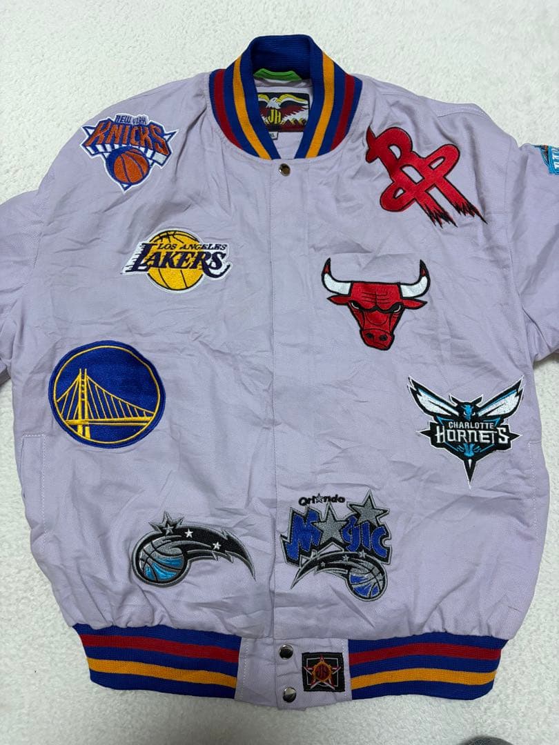 ナ*ニ様 NBA チーム刺繍アウタージャケット 薄紫色 - メルカリ