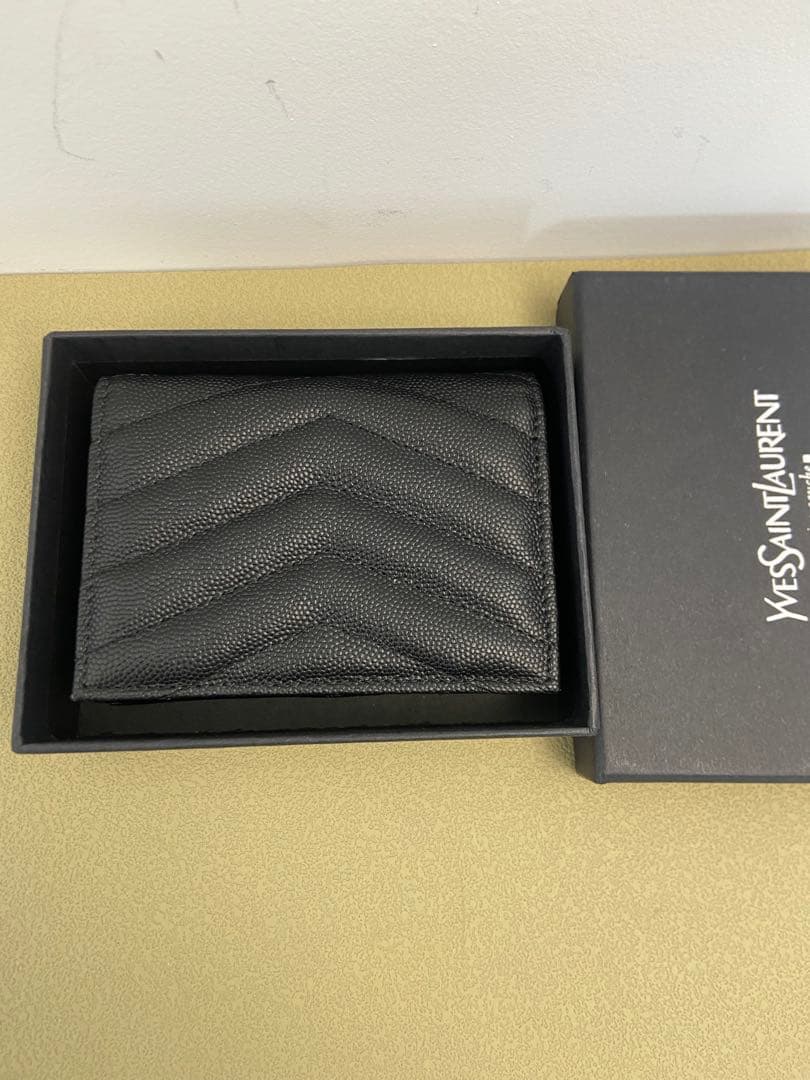 イヴ・サンローラン エンボス加工 ブラックレザー 折りたたみ財布